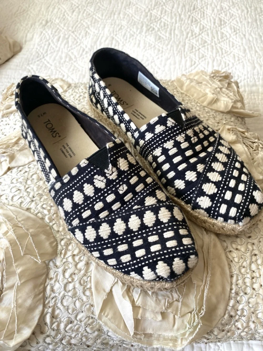 TOMS Black And White Patterned Slip On Casual Summer Espadrilles Size 7.5